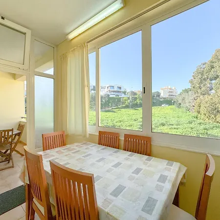 Spacious And Well-located House In 아파트 *
