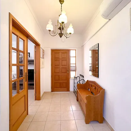 아파트 Spacious And Well-located House In